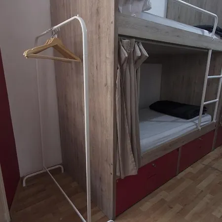 Break N Bed Hostal