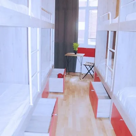 Hostal Break N Bed *